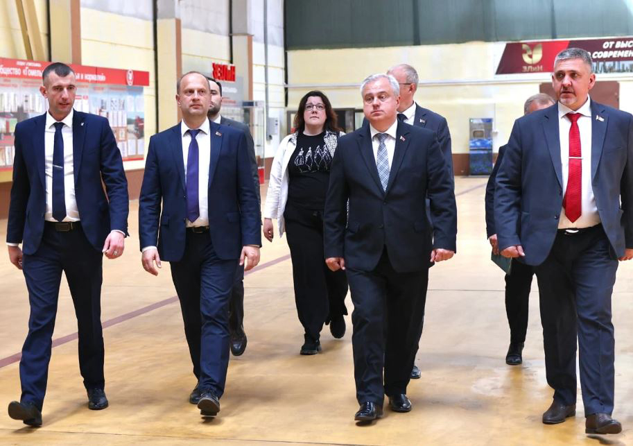 ОАО «ГЗЛиН» с рабочим визитом посетил министр экономики Республики Беларусь Юрий Чеботарь.