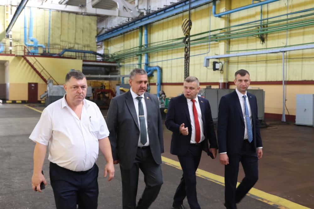 Сегодня открытое акционерное общество «Гомельский завод литья и нормалей» с рабочим визитом посетил Министр промышленности Республики Беларусь Андрей Кузнецов.
