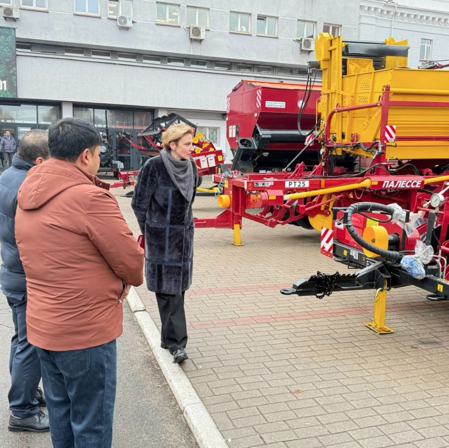Визит делегации из Исламской Республики Афганистан на площадку Минского тракторного завода.
